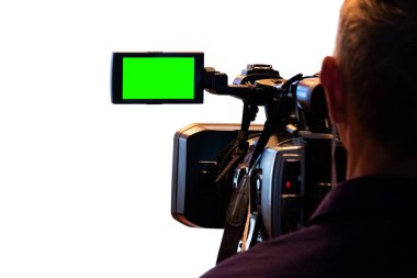 Yüksek çözünürlüklü televizyon kamera yeşil LCD ekran. Beyaz arka planda izole edilmiştir. İş başında Videographer haber için hikaye kaldırır. TV hakkında bilgi tasarımı için şablon şablonu.