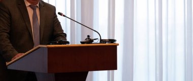 Sahnede iş adamı ve seyirci için raporlama. Bir takım elbiseli soyut adam seyirci önünde podyumda duruyor. Boşluk Kopyala. Bir resmi, Profesör veya Cumhurbaşkanı kavramı konuşma.