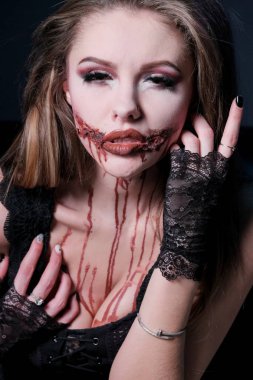 Halloween Makyaj tarzında seksi bir kız portresi. Kanlı ağız, boynundaki lekeler, saçları tutan el eldivenli. Close. Tüm Azizler günü için bir makyaj ustası veya parti poster reklamını yapmak için.