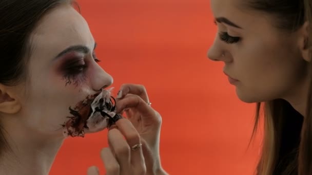 Dvě Dívky Připravují Párty Pro Temné Síly Makeup Halloween Nebo — Stock video