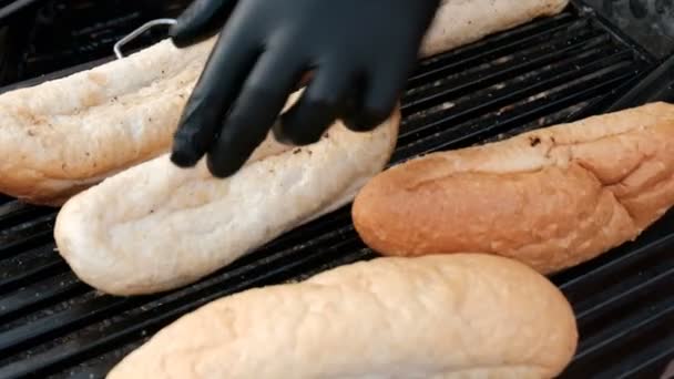 Fechar Mãos Cozinheiro Luvas Pretas Que Aquece Pão Grelha Comida — Vídeo de Stock