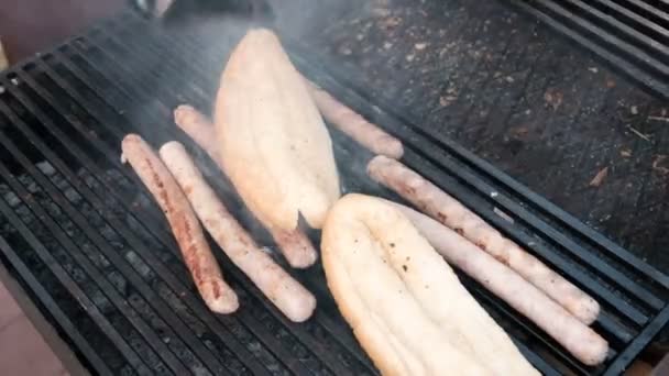 Ręce Człowieka Pomocą Szczypce Umieścić Hotdog Chleb Roll Kucharz Uliczny — Wideo stockowe