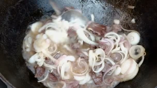 Cuisinier Ouvre Couvercle Chaudron Dans Lequel Viande Est Frite Avec — Video