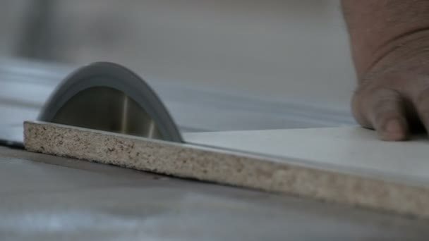 클로즈업 기계에 남자가 마분판을 오리지널 사운드로 소재의 워크숍 — 비디오