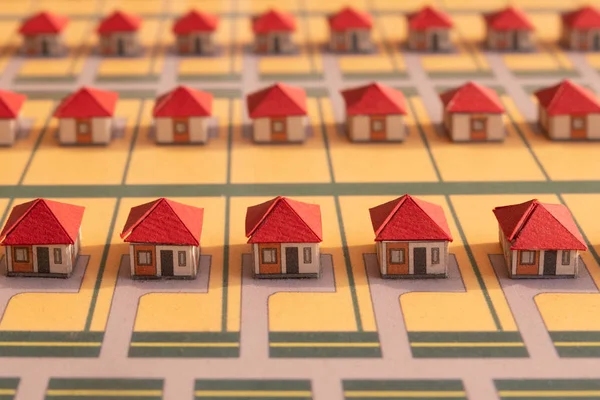 Kırmızı çatılı ev yapımı evler kağıttan yapılmış. Bir köy veya şehir bölgesinin soyut modeli. Yeni bir mahalle ya da bir Diy oyun projesi. Seçici odak, bulanık arka plan. Close.
