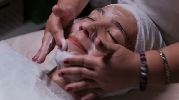 Adolescente Clínica Belleza Primer Plano Las Manos Esteticista Que Enjabona — Vídeo de stock