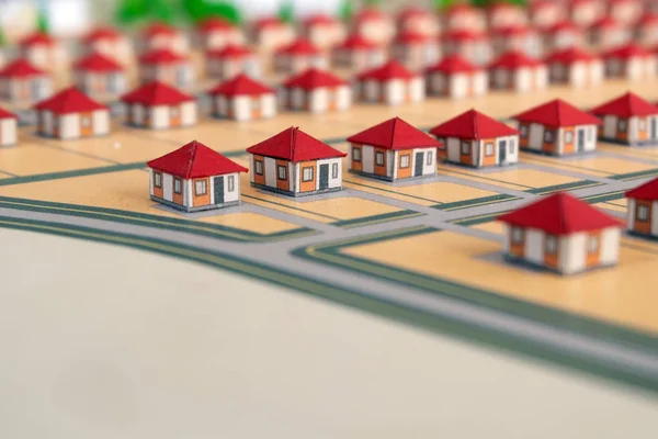 Kırmızı çatılı ev yapımı evler kağıttan yapılmış. Bir köy veya şehir bölgesinin soyut modeli. Yeni bir mahalle ya da bir Diy oyun projesi. Şehir Model şehir Kentsel plan düzeni Bina