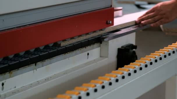 테두리 마분지에 가장자리를 접착기계 디테일의 컨베이어 무브먼트 피사계 선택적 — 비디오