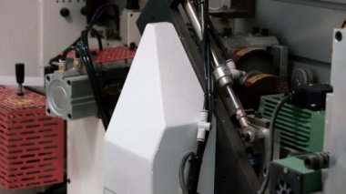 Piston hareket ve ekipman mekanizmaları. Kenar yonga levha parçaları için makine. Mobilya imalatı. Gerçek ses ile Video.