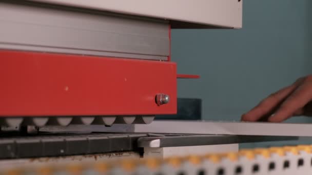 Nahaufnahme Maschine Zum Einkanten Von Spanplattenteilen Möbelherstellung Männerhände Legen Ein — Stockvideo