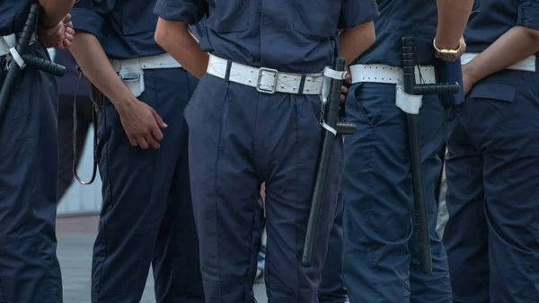 Protection de l'ordre public. Police dans une rue de la ville. Ceinture blanche et bâton en caoutchouc noir sur la ceinture . — Photo