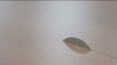 Dairesel testereli bir makine büyük bir tahta levhayı ikiye böler. Close. Mobilya imalatı. Parçacık tahtası testere dükkanı.