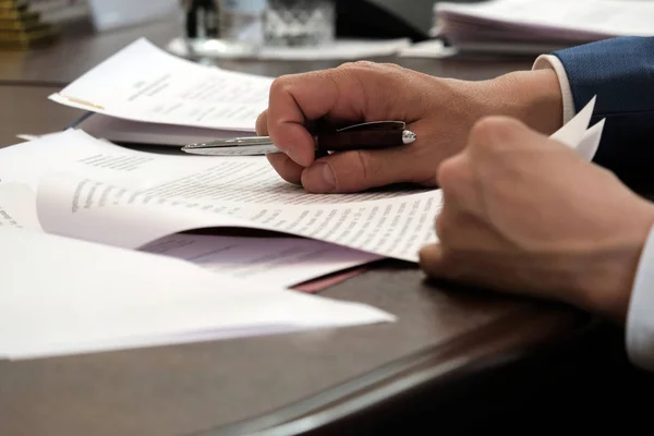 As mãos dos homens têm um documento. Um funcionário ou empresário está lendo um relatório ou contrato. Close-up . — Fotografia de Stock