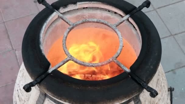 Φλόγα Στη Σόμπα Φωτιά Στο Τάτθυρο Εθνικό Μαγείρεμα — Αρχείο Βίντεο