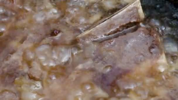 Closeup Egy Darab Húst Forró Olajban Vagy Húslevest Főzés Meleg — Stock videók