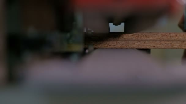 チップボード部品にエッジを接着するための機械 家具製造 被写界深度の浅い 選択的な焦点 機械のローラーの自動動きのメカニズム — ストック動画