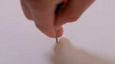 Ahşap Mobilya. Bir awl ile Piercing, bir delik sondaj ve mobilya üretimi için beyaz bir yonga tahtası ahşap bir dübel yükleme. Makro. Close. Diy Ana sayfa.