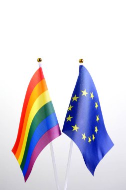 Ab ve Lgbt. Beyaz arka planda iki masa bayrağı. Geleneksel olmayan cinsel yönelim temsilcileri ile Avrupa halkının bir toplantı kavramı. Copyspace.