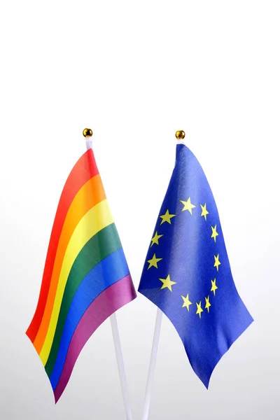 EU a LGBT. Dva příznaky tabulky na bílém pozadí. Pojetí setkání evropských lidí se zástupci netradiční sexuální orientace. Copyspace. — Stock fotografie