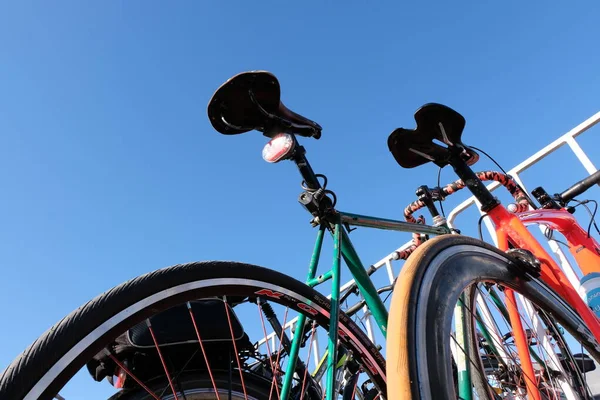 Kostanay, Kazachstan, 2019-10-06. Parking dla rowerów. Fotele i koła rowerów sportowych na tle błękitnego nieba. Koncepcja aktywności i promocji zdrowego stylu życia. Odbiór. Jazda na rowerze. — Zdjęcie stockowe