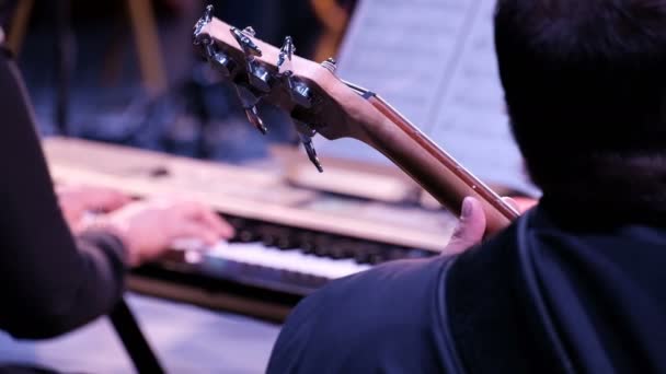 Orkestermusiker Spelar Basgitarr Mot Bakgrund Pianist Musikkonsert Med Klassisk Musik — Stockvideo