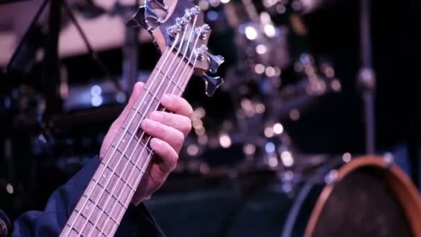 Müzisyenin Eli Beş Telli Bir Bas Gitarın Tellerini Kelepçeler Yakın — Stok video