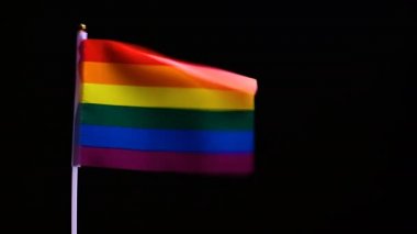 Siyah arka planda Lgbt bayrağı. Cinsel azınlık kavramı. Bağımsızlığın ve aynı cinsiyetten insanlar arasındaki aşkın sembolü..