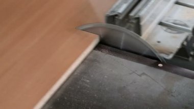 Dairesel testere. Çip parçaları kesmek için bir makine. Mobilya imalatında kesme diskinin dönüşü.