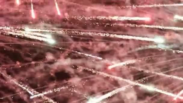 Gros plan. Contexte festif pour la conception de la nouvelle année, Noël, Jour de l'indépendance et d'autres événements. Des feux d'artifice éblouissants rayonnent dans l'horizon nocturne 