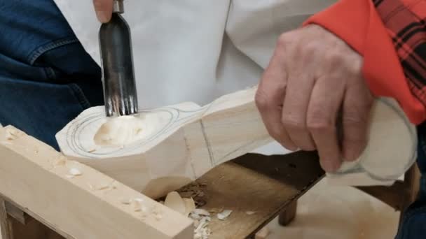 Männerhände mit einer Werkzeugnahaufnahme. einen Kochlöffel herstellen. Hand-Holzschnitzwerkzeug schneidet das Holz. — Stockvideo