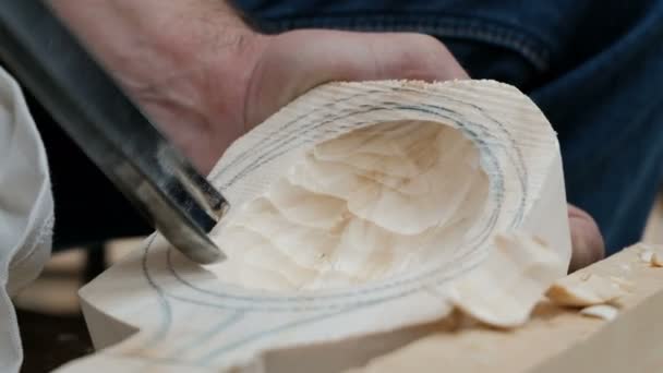 Fazer uma colher ou colher de madeira. Close-up. Mãos masculinas esvaziam um produto de madeira com uma ferramenta para trabalhar madeira. Trabalho manual. Caseiro. Fá-lo tu . — Vídeo de Stock