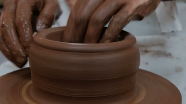 Potter faz cerâmica de barro de perto. Fazendo produtos cerâmicos de argila vermelha. Roda de oleiros torcidos. Artesanal, artesanal . — Vídeo de Stock