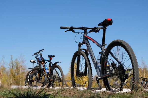 Kostanay, Kazakistan, 06 / 10 / 2019. Un giro in bici. Autunno. Parcheggio biciclette di diverse marche in natura. Cielo blu. Copia spazio . — Foto Stock