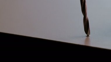 Beyaz yonga tahtasına siyah kenarlı mobilya vidaları için delik açmak. Yakın plan. Mutfak ya da ofis seti yapıyorum..