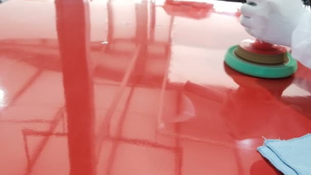 Proceso Pulir Parte Roja Mecánico Usando Pulidor Rotativo Pintura Coche — Vídeos de Stock