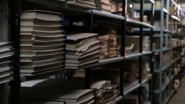 Boekenplanken Een Oude Bibliotheek Archiefruimte Oude Kamer Met Boeken Documenten — Stockvideo