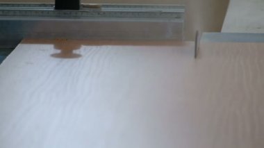 Çizgili tahta dairesel testereyle makineyi kesiyor. İnsan ve mekanizmalarla çalışmak. Güvenlik önlemlerine dikkat edin. Mobilya üretimi için alışveriş. Endüstriyel üretim ve iş. Sesli video.