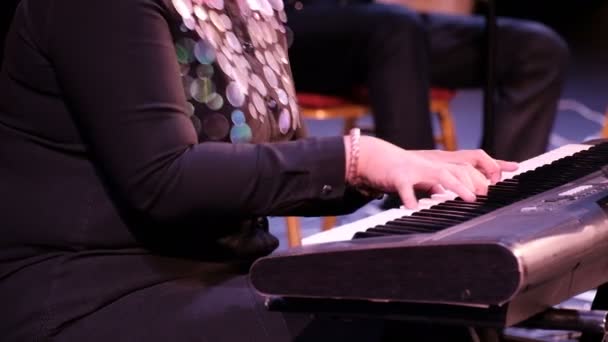 音楽会 キーボード楽器を演奏する女性の手のクローズアップ オーケストラの女性音楽家 エレクトリックピアノ — ストック動画