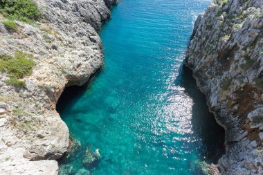 Apulia, Leuca, İtalya, Ciolo Grotto - yüzme Grotto Ciolo bir adam