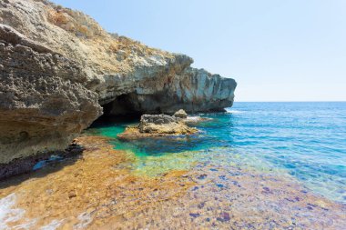 Apulia, Grotto Verde, İtalya - turkuaz su Grotto Verde sahil şeridi,