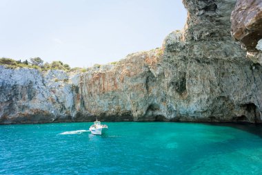 Apulia, Grotta Zinzulusa, İtalya - Zinzulusa ünlü mağara, bir motorlu tekne