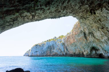 Apulia, Grotta Zinzulusa, İtalya - etkileyici mağara altında ayakta Zinzulusa grotto kemer