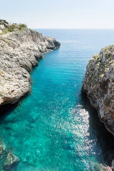 Apulia Leuca Olaszország Barlang Ciolo Refelcting Napfény Víz Felszínén — Stock Fotó
