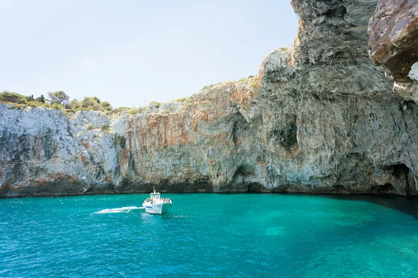 プーリア グロッタ Zinzulusa イタリア Zinzulusa の有名な洞窟でモーター ボート — ストック写真