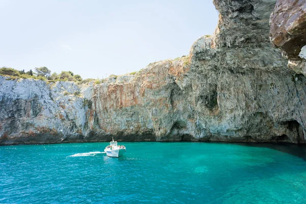 Apulia Grotta Zinzulusa Italy Motorboat Famous Grotto Zinzulusa — Stock Photo, Image