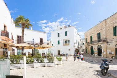 Otranto, Apulia, İtalya - Mayıs 2017 - eski şehir Otranto İtalya keşfetmek bazı turistler
