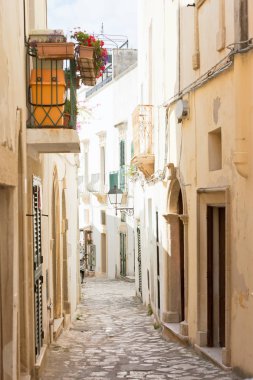 Otranto, Apulia, Italya - A sersem alleyway içinde eski kasaba Otranto İtalya