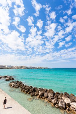 Otranto, Apulia, İtalya - Otranto quay adlı bir yürüyüşe çıkıyor bir kadın