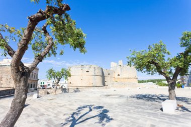 Otranto, Apulia, İtalya - Otranto tarihi surların önünde pazar alanı