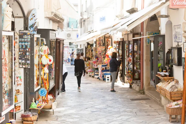 Otranto Apulia Włochy Maj 2017 Turystyczne Handlowej Alei Strefie Ruchu — Zdjęcie stockowe